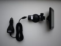 Gravador de vídeo para o carro Usado para gravar o que está acontecendo na estrada Instalado no para-brisa e foto de stock Gravador de vídeo para o carro Usado para gravar o que está acontecendo na estrada Instalado no para-brisa e foto de stock