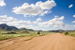 Graveld väg i Namibia arkivbild Graveld väg i Namibia arkivbild
