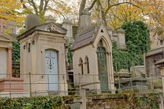 Gravetombs velhos no cemitério de Montmartre, Paris, França, opinião de baixo ângulo Foto de Stock Royalty Free Gravetombs velhos no cemitério de Montmartre, Paris, França, opinião de baixo ângulo Foto de Stock Royalty Free