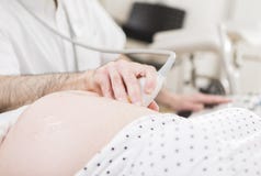 Gravid kvinna som får ultrasound arkivfoton Gravid kvinna som får ultrasound arkivfoton