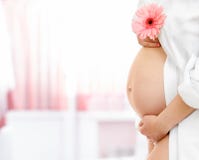 Gravid kvinnabuk på suddigt sjukhusrum royaltyfri fotografi Gravid kvinnabuk på suddigt sjukhusrum royaltyfri fotografi