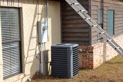 Gray Air Conditioner Condensor enhet bredvid hem med stegen royaltyfria foton Gray Air Conditioner Condensor enhet bredvid hem med stegen royaltyfria foton