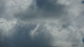 Gray Rain Clouds ziehen in den Himmel um Timelapse stock footage Gray Rain Clouds ziehen in den Himmel um Timelapse stock footage