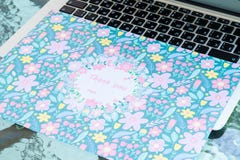 Grazie carta che si siede su una tastiera di computer, online vi ringraziano fotografia stock Grazie carta che si siede su una tastiera di computer, online vi ringraziano fotografia stock