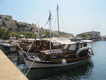 Grecja Kavala, Sertember, - 10, 2014 Małych turists Greckie łodzie cumować brzeg fotografia stock Grecja Kavala, Sertember, - 10, 2014 Małych turists Greckie łodzie cumować brzeg fotografia stock