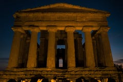 Grecki Świątynny fronton podczas zmierzchu w Agrigento, Sicily fotografia stock Grecki Świątynny fronton podczas zmierzchu w Agrigento, Sicily fotografia stock