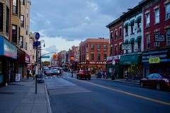 Greenpoint, Brooklyn, NY - 08/3/2018: rua da cidade fotografia de stock royalty free Greenpoint, Brooklyn, NY - 08/3/2018: rua da cidade fotografia de stock royalty free