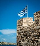 Grekisk flagga på överkanten av befästningar Grekland Kreta som är fortific fotografering för bildbyråer Grekisk flagga på överkanten av befästningar Grekland Kreta som är fortific fotografering för bildbyråer