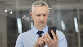 Grey Hair Businessman Using Smartphone, mensaje que mecanograf?a almacen de metraje de vídeo Grey Hair Businessman Using Smartphone, mensaje que mecanograf?a almacen de metraje de vídeo