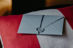 Grey Invitation-kaart voor huwelijk of speciale gelegenheid op rood en wit hoofdkussen Het decor van het huwelijk Horizontale men royalty-vrije stock afbeeldingen Grey Invitation-kaart voor huwelijk of speciale gelegenheid op rood en wit hoofdkussen Het decor van het huwelijk Horizontale men royalty-vrije stock afbeeldingen