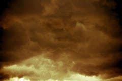 Grey Storm Clouds Filtered escuro fotografia de stock Grey Storm Clouds Filtered escuro fotografia de stock