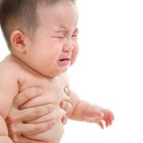 Gridare asiatico triste del neonato fotografia stock libera da diritti Gridare asiatico triste del neonato fotografia stock libera da diritti