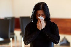 Gridare donna con la strofinata al funerale in chiesa fotografia stock libera da diritti Gridare donna con la strofinata al funerale in chiesa fotografia stock libera da diritti