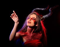 Grido aggressivo della donna satan pazza nell'inferno Creatura di reincarnazione della strega immagine stock Grido aggressivo della donna satan pazza nell'inferno Creatura di reincarnazione della strega immagine stock