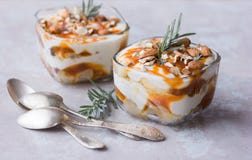 Griechischer Jogurt des gesunden Frühstücks, gesalzenes Karamell, Krümel, auf weißer Steintabelle lizenzfreies stockfoto Griechischer Jogurt des gesunden Frühstücks, gesalzenes Karamell, Krümel, auf weißer Steintabelle lizenzfreies stockfoto