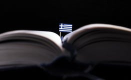 Griekse vlag in het midden van het boek stock afbeelding Griekse vlag in het midden van het boek stock afbeelding