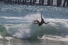 Griffin Colapinto que compite en el US Open de practicar surf 2018 foto de archivo Griffin Colapinto que compite en el US Open de practicar surf 2018 foto de archivo