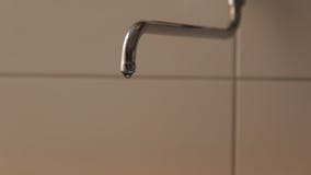 Grifo de la cocina/golpecito de goteo - tiro del carro/wasserhahn del tropfender del resbalador metrajes Grifo de la cocina/golpecito de goteo - tiro del carro/wasserhahn del tropfender del resbalador metrajes