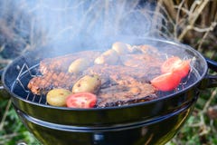 Grigli il cuoco unico che aggiunge la salsa e l'alimento sulla griglia calda Fotografia Stock Grigli il cuoco unico che aggiunge la salsa e l'alimento sulla griglia calda Fotografia Stock