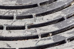 Griglia d'acciaio della fogna Viti ruvide Fori scuri Botola arrugginita di lerciume Priorità bassa industriale metallica Struttur Fotografia Stock Griglia d'acciaio della fogna Viti ruvide Fori scuri Botola arrugginita di lerciume Priorità bassa industriale metallica Struttur Fotografia Stock