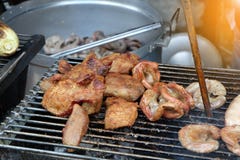 Griil de la carne en la comida de la calle imagen de archivo libre de regalías Griil de la carne en la comida de la calle imagen de archivo libre de regalías