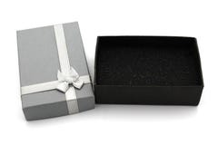 Grijze die giftdoos op witte achtergrond wordt geïsoleerd stock foto Grijze die giftdoos op witte achtergrond wordt geïsoleerd stock foto