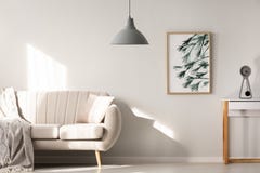 Grijze lamp in helder woonkamerbinnenland met affiche naast bei royalty-vrije stock foto Grijze lamp in helder woonkamerbinnenland met affiche naast bei royalty-vrije stock foto