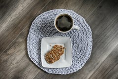 Grijze met de hand gemaakte cottoncordtafelkleden op haaknaald Stock Fotografie Grijze met de hand gemaakte cottoncordtafelkleden op haaknaald Stock Fotografie