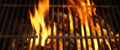 Gril chaud de BBQ, flammes lumineuses et charbons brûlants photographie stock libre de droits Gril chaud de BBQ, flammes lumineuses et charbons brûlants photographie stock libre de droits