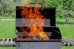 Gril de barbecue avec le feu dans la fin ext?rieure de jardin vers le haut de la vue photographie stock Gril de barbecue avec le feu dans la fin ext?rieure de jardin vers le haut de la vue photographie stock