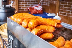 Gril frito comida de la salchicha de la calle de los alimentos de preparación rápida fotografía de archivo libre de regalías Gril frito comida de la salchicha de la calle de los alimentos de preparación rápida fotografía de archivo libre de regalías