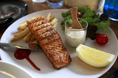 GRIL SAUMONÉ AVEC de la sauce crème et des pommes frites photo libre de droits GRIL SAUMONÉ AVEC de la sauce crème et des pommes frites photo libre de droits