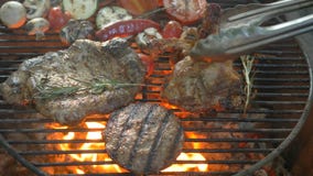 Grill, der köstliches saftiges Fleisch und Steaks auf dem Grill fischen kocht lizenzfreies stockbild Grill, der köstliches saftiges Fleisch und Steaks auf dem Grill fischen kocht lizenzfreies stockbild