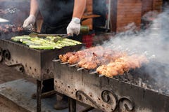 Grill mit köstlichem gegrilltem Fleisch auf Grill Rindfleisch kababs über Holzkohle stockfotos Grill mit köstlichem gegrilltem Fleisch auf Grill Rindfleisch kababs über Holzkohle stockfotos