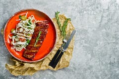 Grill wieprzowiny ziobro z bocznym naczyniem zielona sałatka Szary tło, odgórny widok, przestrzeń dla teksta zdjęcie royalty free Grill wieprzowiny ziobro z bocznym naczyniem zielona sałatka Szary tło, odgórny widok, przestrzeń dla teksta zdjęcie royalty free