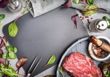 Grilla stku składniki wokoło pustego chalkboard Grilla lub BBQ stku marynowanie z grilla kumberlandem obrazy stock Grilla stku składniki wokoło pustego chalkboard Grilla lub BBQ stku marynowanie z grilla kumberlandem obrazy stock