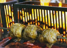 Grillad feg matlagning på det flammande varma gallret arkivbilder Grillad feg matlagning på det flammande varma gallret arkivbilder