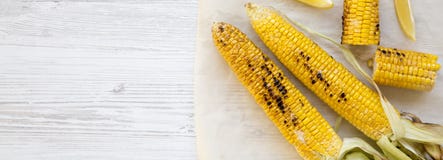 Grillad havre på majskolven, bästa sikt Sommarmat Från över framlänges lekmanna-, över huvudet kopiera avstånd royaltyfri fotografi Grillad havre på majskolven, bästa sikt Sommarmat Från över framlänges lekmanna-, över huvudet kopiera avstånd royaltyfri fotografi
