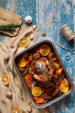 Grillad höna för jul med frasig hud i bakningmaträtt royaltyfri bild Grillad höna för jul med frasig hud i bakningmaträtt royaltyfri bild
