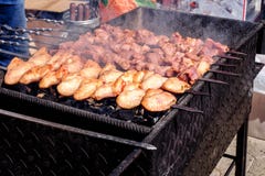Grillad kebabmatlagning på metallsteknålen Grillat kött som lagas mat på grillfesten För för nötkötthöna och griskött för BBQ nya Royaltyfri Bild Grillad kebabmatlagning på metallsteknålen Grillat kött som lagas mat på grillfesten För för nötkötthöna och griskött för BBQ nya Royaltyfri Bild