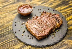 Grillad nötköttbiff med sås arkivfoton Grillad nötköttbiff med sås arkivfoton