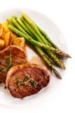 Grillad nötköttbiffar, chiper och sparris Fotografering för Bildbyråer Grillad nötköttbiffar, chiper och sparris Fotografering för Bildbyråer