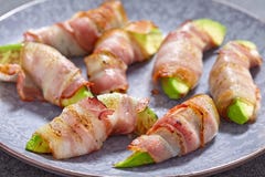 Grillade avokadostycken som slås in i bacon royaltyfri foto Grillade avokadostycken som slås in i bacon royaltyfri foto