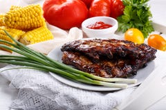 grillade porkst?d K?ttbbq-st?d tj?nade som med s?s och nya gr?nsaker arkivfoton grillade porkst?d K?ttbbq-st?d tj?nade som med s?s och nya gr?nsaker arkivfoton