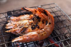 Grillade räkor på gallret royaltyfri bild Grillade räkor på gallret royaltyfri bild