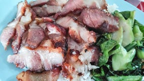 Grillat griskött med att doppa sås royaltyfri fotografi Grillat griskött med att doppa sås royaltyfri fotografi