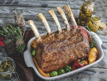 Grilled a rôti le support des côtelettes d'agneau de veau avec des légumes dans le plat de cuisson en céramique photo stock Grilled a rôti le support des côtelettes d'agneau de veau avec des légumes dans le plat de cuisson en céramique photo stock