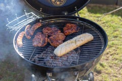 Grillen von Zeit! Grill, Garten, grünes Gras und gutes Wetter stockfoto Grillen von Zeit! Grill, Garten, grünes Gras und gutes Wetter stockfoto