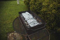 Grillgrill in, welchem Fisch in der Folie gebacken wird lizenzfreie stockfotos Grillgrill in, welchem Fisch in der Folie gebacken wird lizenzfreie stockfotos