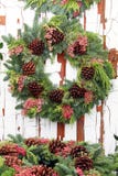 Grinalda sempre-verde do Natal com cones do pinho imagens de stock royalty free Grinalda sempre-verde do Natal com cones do pinho imagens de stock royalty free